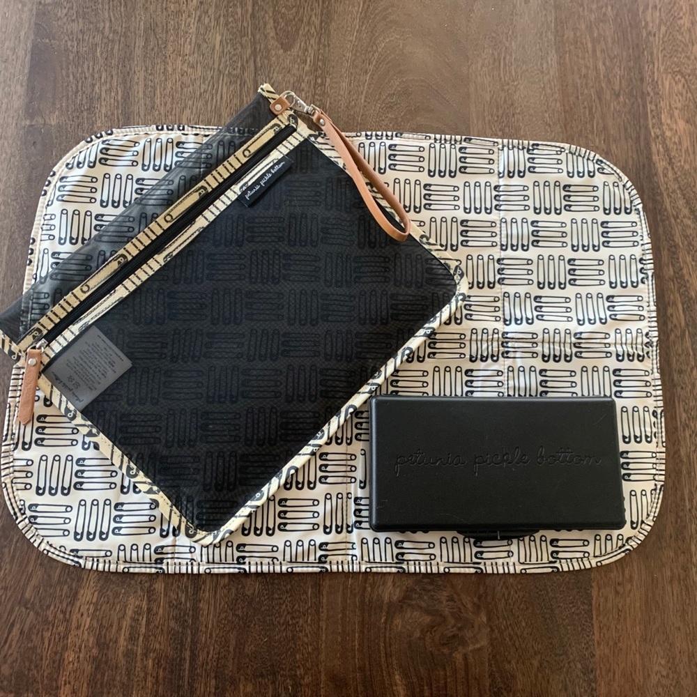 Petunia Pickle Bottom 🧷 Take-Along Changing Kit